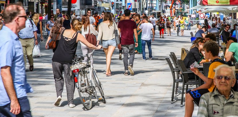 Vienna's newly designed Mariahilfer-Straße gives priority to pedestrians and bicyclists (image source: Christian Fürthner/MA 28)